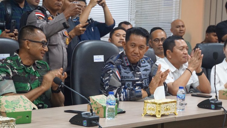 Dankodaeral IV Laksda TNI Berkat Widjanarko Bersama Forkopimda Jaga Kondusifitas Aksi Mahasiswa di Batam