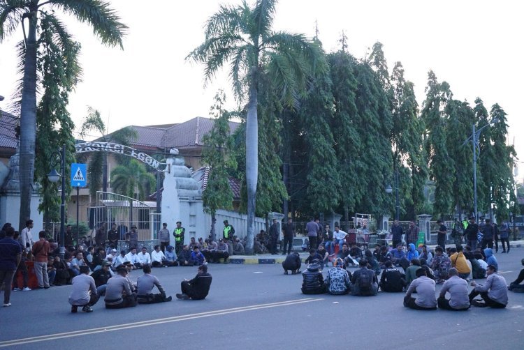 Aksi Refleksi Mahasiswa BEM Banten Warnai Malam Demokrasi Cilegon
