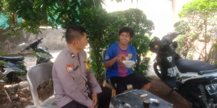 Ngopi Bareng, Cara Bhabinkamtibmas Ciwandan Dekatkan Diri ke Warga