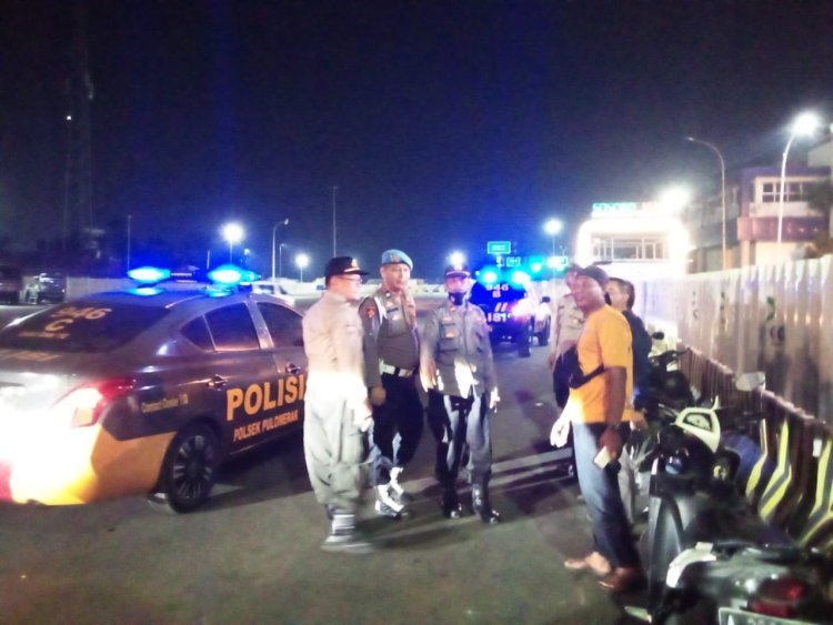 Polisi Bantu Warga Pecah Ban, Polsek Pulomerak Tunjukkan Sisi Humanis