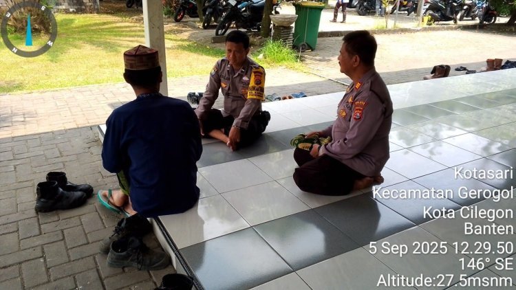 Usai Salat Jumat, Bhabinkamtibmas Ciwandan Dekatkan Diri ke Warga Masjid