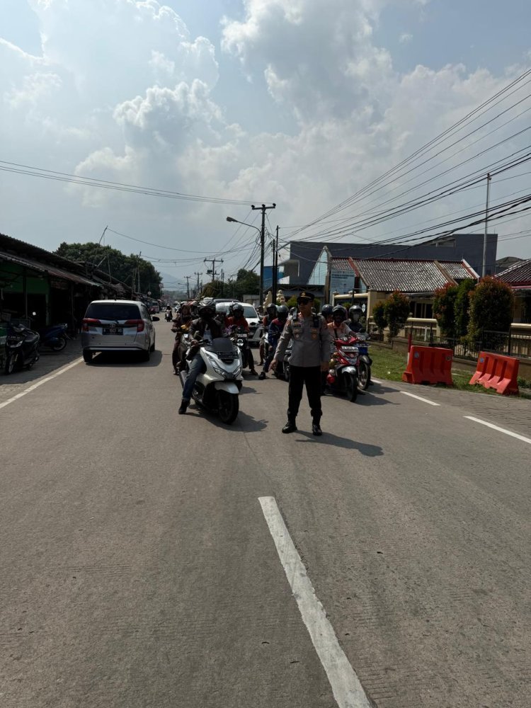 Polsek Anyar Rutin Jaga Kelancaran Arus di Titik Rawan Macet