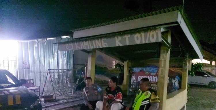 Kanit Provost dan Bhabinkamtibmas Bojonegara Sambangi Pos Ronda Malam, Sosialisasi Call Center 110