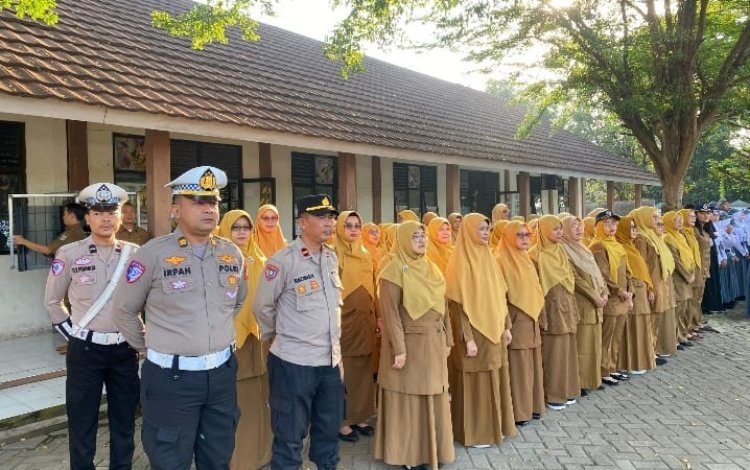 Polisi Dekatkan Diri dengan Pelajar Lewat Peran sebagai Pembina Upacara