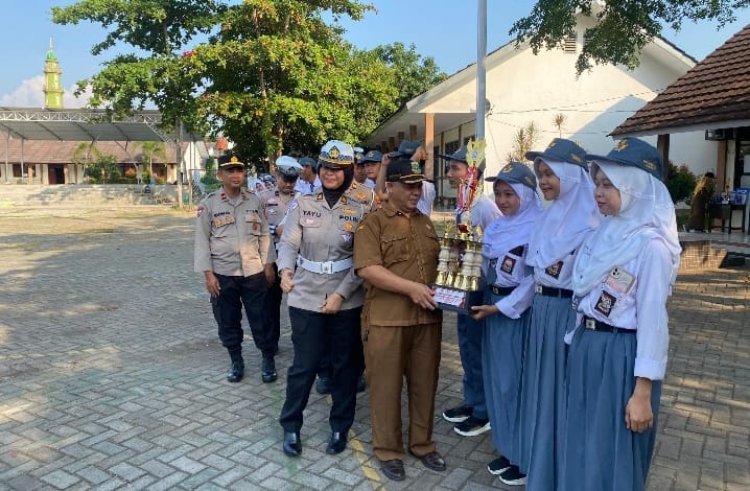 Wujud Kedekatan dengan Pelajar, Polsek Purwakarta Dampingi Upacara di SMA Negeri 2 KS