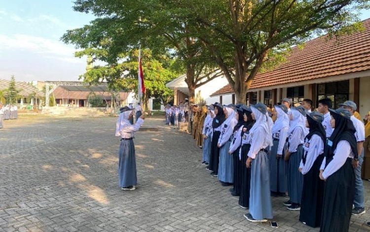 Kanit Binmas Polsek Purwakarta Dampingi Dit Lantas Polda Banten Jadi Pembina Upacara di SMAN 2 KS