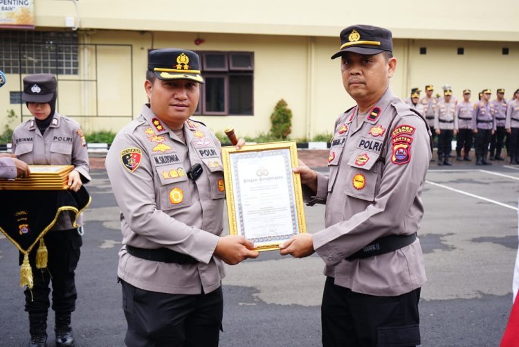 Kapolres Cilegon Beri Piagam Apresiasi untuk Anggota Berprestasi