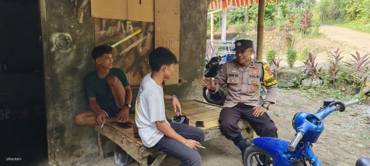 Bhabinkamtibmas Mancak Sambangi Tokoh Pemuda, Jaga Harkamtibmas