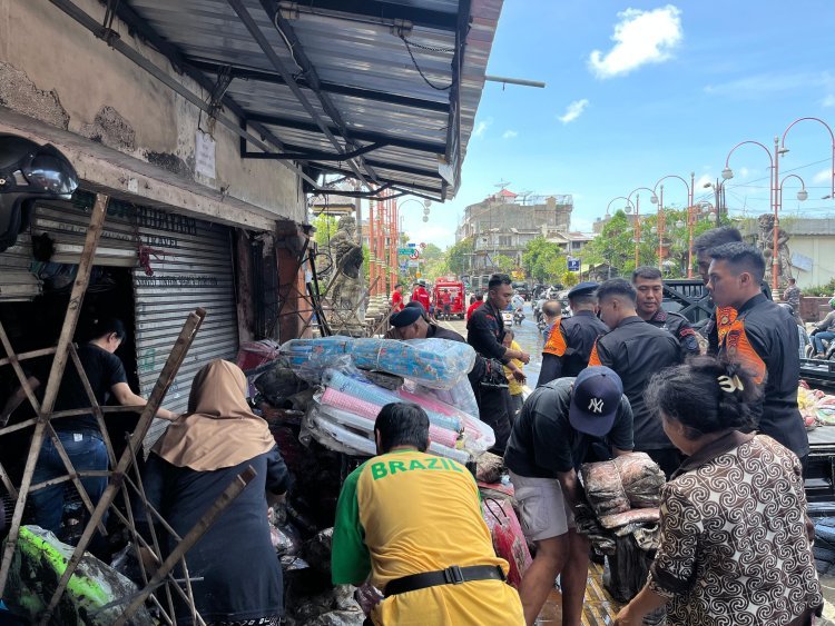 Polda Bali Bersama TNI dan Relawan Gelar Aksi Bersih-Bersih Pasca Banjir Bandang