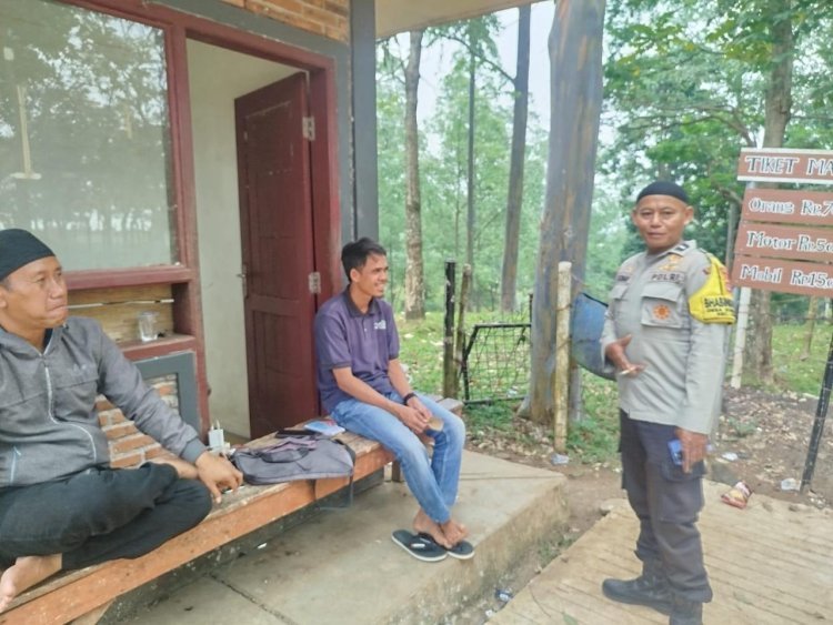 Polisi Dialogis Bersama Penjaga Pantai di Wilayah Cinangka