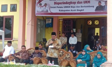 Bupati Aceh Singkil dan Wakil Bupati Bagikan 342 Paket Bantuan Hibah untuk UMKM
