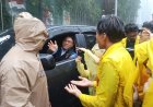 Demonstrasi Mahasiswa Menolak RUU KUHAP Meski Diguyur Hujan Deras