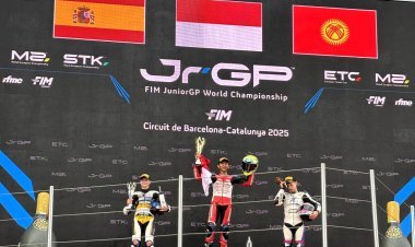 Pebalap Muda Astra Honda Ukir Sejarah di Barcelona, Indonesia Raya Kembali Bergema di Eropa