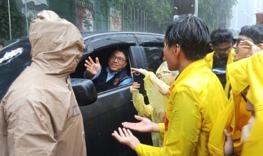 Demonstrasi Mahasiswa Menolak RUU KUHAP Meski Diguyur Hujan Deras