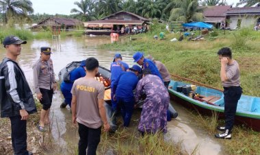 Polres Aceh Singkil Laksanakan Patroli dan Evakuasi Terhadap Korban Banjir di Desa Cingkam Kecamatan Gunung Meriah