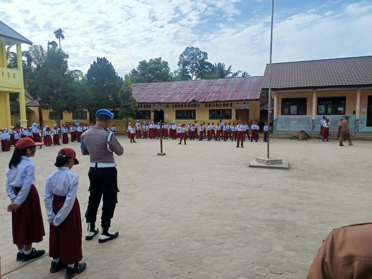 Kapolsek Suro Melalui Bhabinkamtibmas Pimpin Upacara di SDN 2 Siompin, Ajak Siswa Hindari Bullying dan Pererat Persaudaraan Sejak Dini
