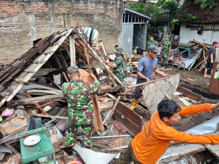Koramil 03/Serengan "Sigap", bersama Warga Gotong-royong Bersihkan Puing-puing Rumah Warganya yang Roboh