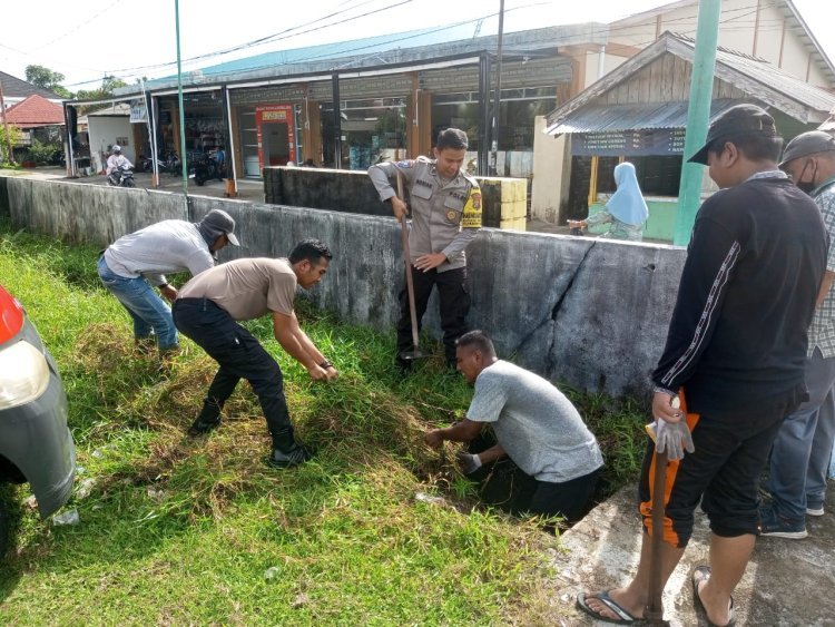 Cegah Banjir, Satbinmas Polres Lingga dan Warga Kompak Bersihkan Parit di Dabo Singkep