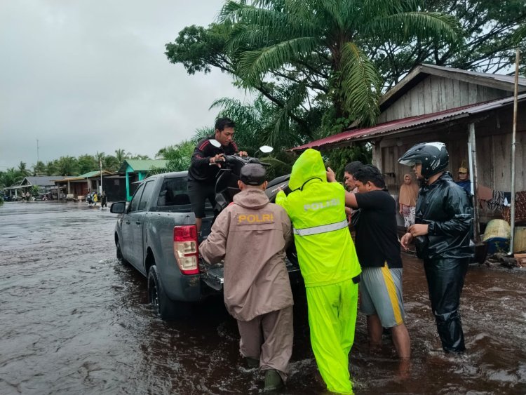 Hujan Deras Landa Aceh Singkil, Jalan Singkil–Rimo Tergenang Banjir Berarus Kencang Personel Polres Aceh Singkil Lakukan Pengaturan Dan Pengamanan