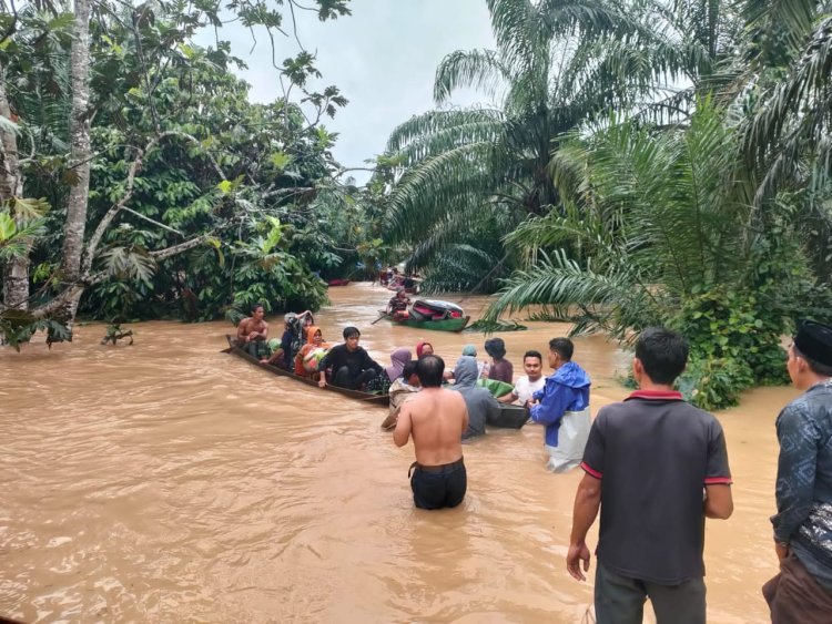 Personel Polsek Simpang Kanan Lakukan Evakuasi Terhadap Warga yang Terjebak Banjir