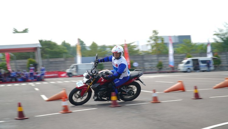 Waspadai Bahaya Menggunakan Rem Depan Saat Menikung, Ini Penjelasan Instruktur Safety Riding Honda
