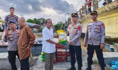 Gunakan kapal Rawa Sat Pol Airud, Polres Aceh Singkil Salurkan Bantuan ke Wilayah Yang sulit dijangkau perjalanan Darat