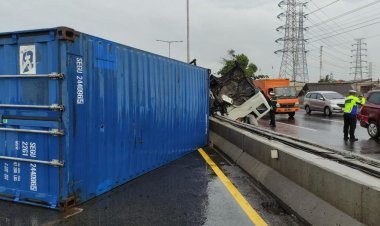 Truk Tabrak Pembatas Tol Wiyoto Wiyono, Lalu Lintas Arah Tanjung Priok Sempat Lumpuh