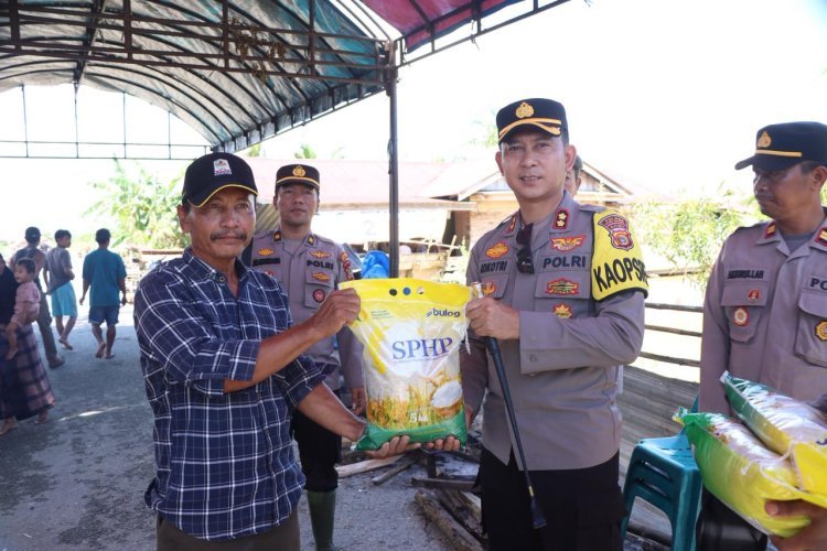 Kapolres Aceh Singkil Bagikan Sembako di Posko Pengungsian Banjir