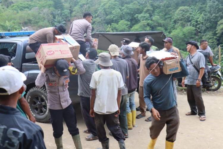 Kapolres Aceh Tengah Salurkan Bantuan Kemanusiaan untuk Warga Terisolir di Kecamatan Celala