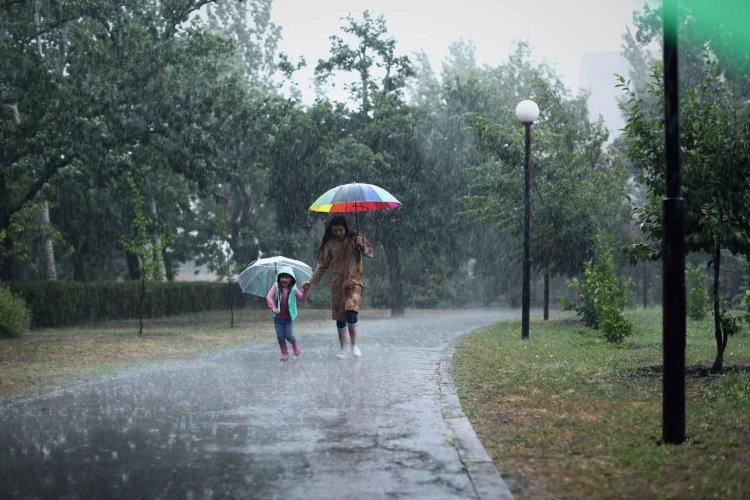 Kemenpar Rilis Panduan Keselamatan Wisata Alam Hadapi Cuaca Ekstrem