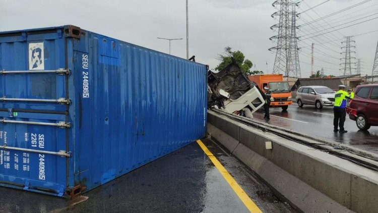Truk Tabrak Pembatas Tol Wiyoto Wiyono, Lalu Lintas Arah Tanjung Priok Sempat Lumpuh