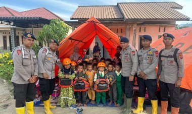 Brimob Polda Sumut Berikan Trauma Healing dan Edukasi Kebencanaan kepada Anak TK Korban Bencana di Tapsel