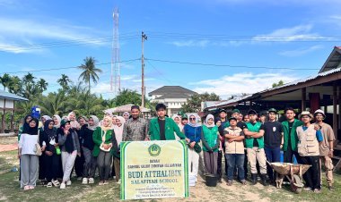 Mahasiswa KKN-PPM Universitas Malikussaleh Bersihkan Dayah Pascabanjir di Desa Keude Bungkaih