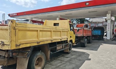 Diduga Disalahgunakan, Truk Tanpa Plat Kabur Saat Wartawan Datangi Antrean Solar Subsidi di Batu 10