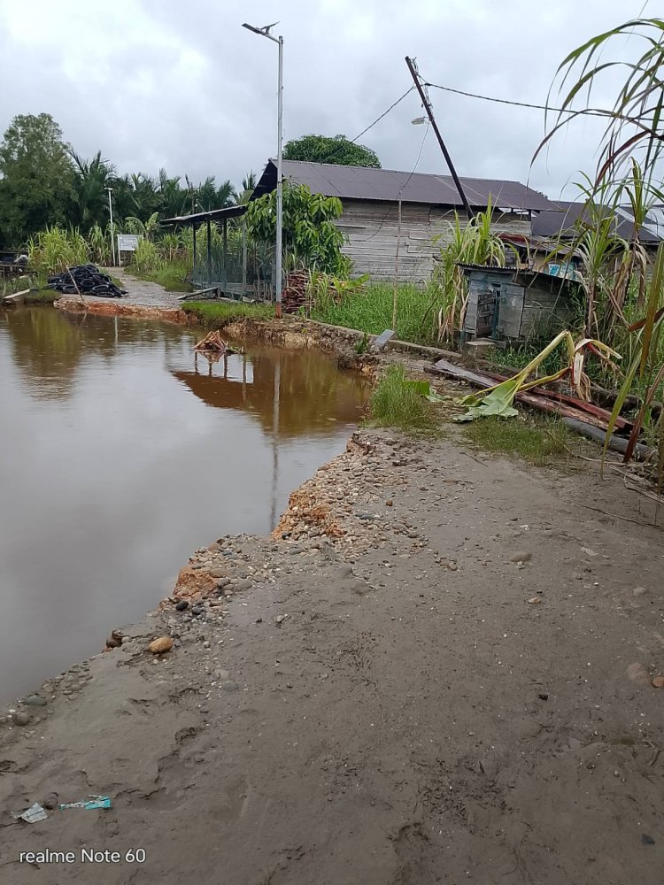 Jalan Putus, Aktivitas Lumpuh: Warga Dusun Tanggul Kuta Simboling Menunggu Perhatian Nyata