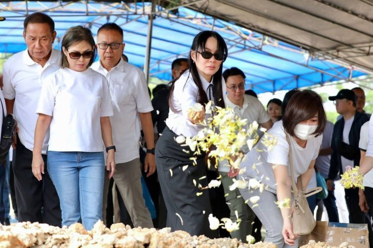 Suasana Haru di Rumah Duka, Wali Kota Batam Dampingi Li Claudia Chandra Lepas Abang Tercinta