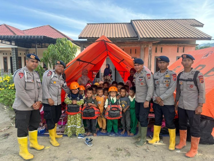 Brimob Polda Sumut Berikan Trauma Healing dan Edukasi Kebencanaan kepada Anak TK Korban Bencana di Tapsel