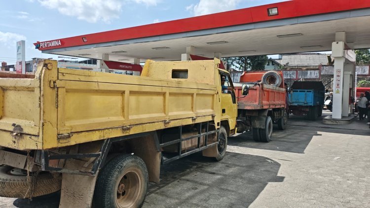 Diduga Disalahgunakan, Truk Tanpa Plat Kabur Saat Wartawan Datangi Antrean Solar Subsidi di Batu 10