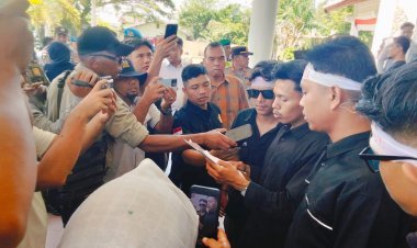 Aksi Puluhan Orang Desak Hak Interpelasi di DPRK Aceh Singkil, Benarkah Wakili Masyarakat?