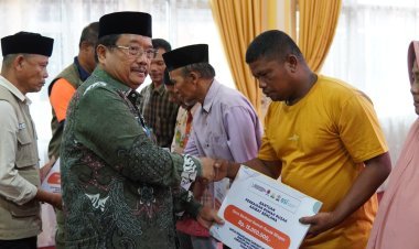 Bupati Aceh Singkil Serahkan Bantuan Perbaikan Rumah Rusak Tahap I kepada 613 KK