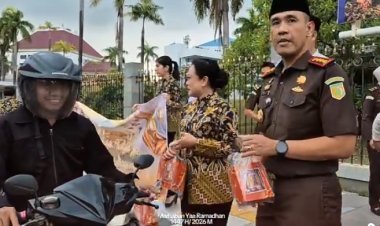 Kejari Batam dan IAD Daerah Batam Berbagi Takjil, Semarakkan Ramadhan 1447 H