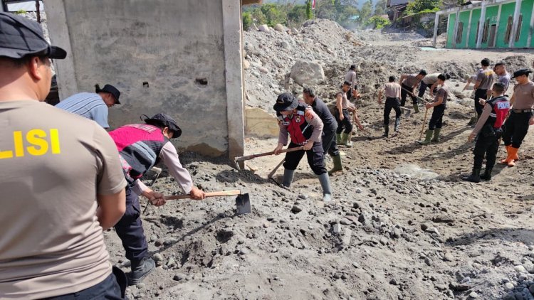 Bersihkan Rumah Allah Pascabanjir, Polri dan Warga Bener Meriah Gotong Royong Siapkan Meunasah Sambut Ramadan