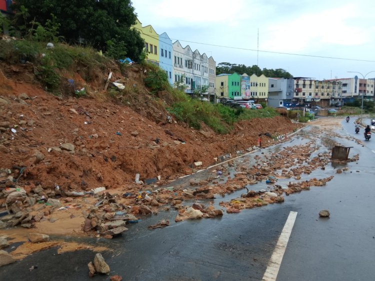Hujan Lebat Saat Imlek, Bengkong Harapan Kembali Diterjang Longsor, Setengah Jalan Tertutup, Warga Desak Tindakan Cepat