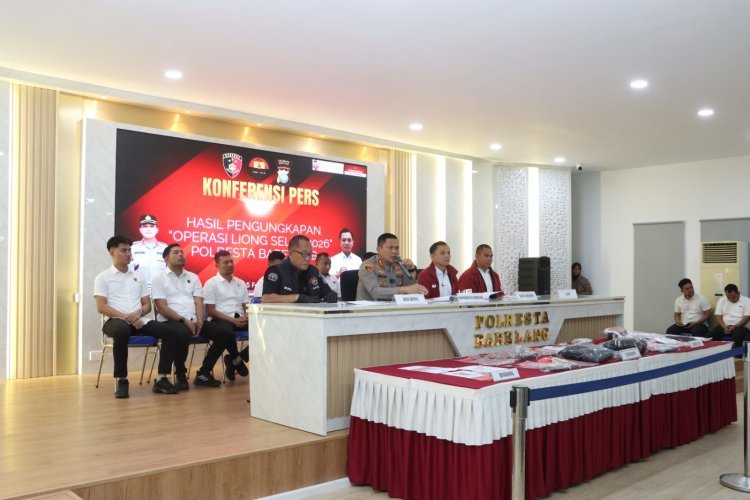 Kapolresta Barelang Pimpin Konferensi Pers Pengungkapan 34 Tersangka Hasil Operasi Liong Seligi 2026