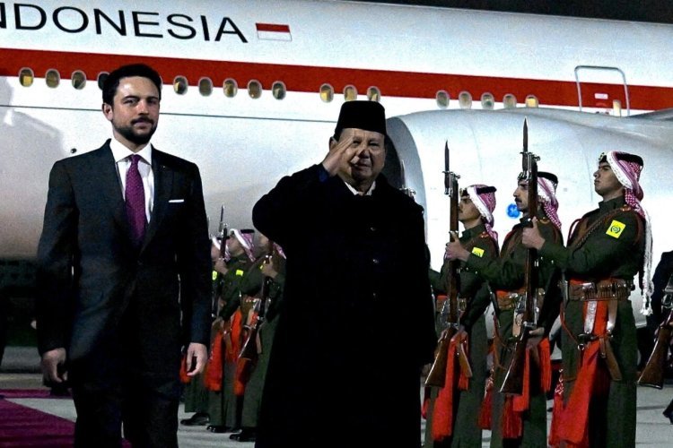 Presiden Prabowo Tiba di Amman, Disambut Putra Mahkota dan Dikawal F-16 AU Yordania