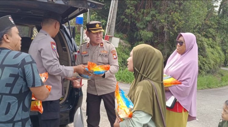 Polsek Sekupang Berbagi di Bulan Suci, 30 Warga Kampung Parabola Terima Bantuan Sembako
