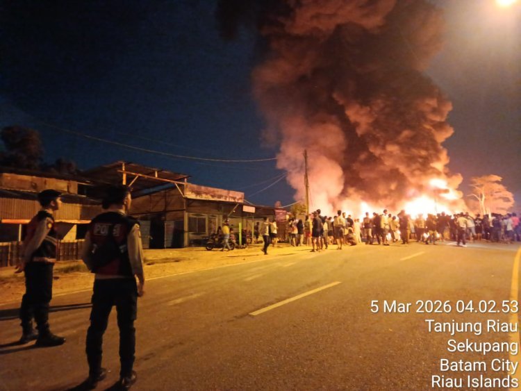 Sigap Tindak Lanjut Laporan Warga, Personel Satsamapta Polresta Barelang Datangi Lokasi Kebakaran