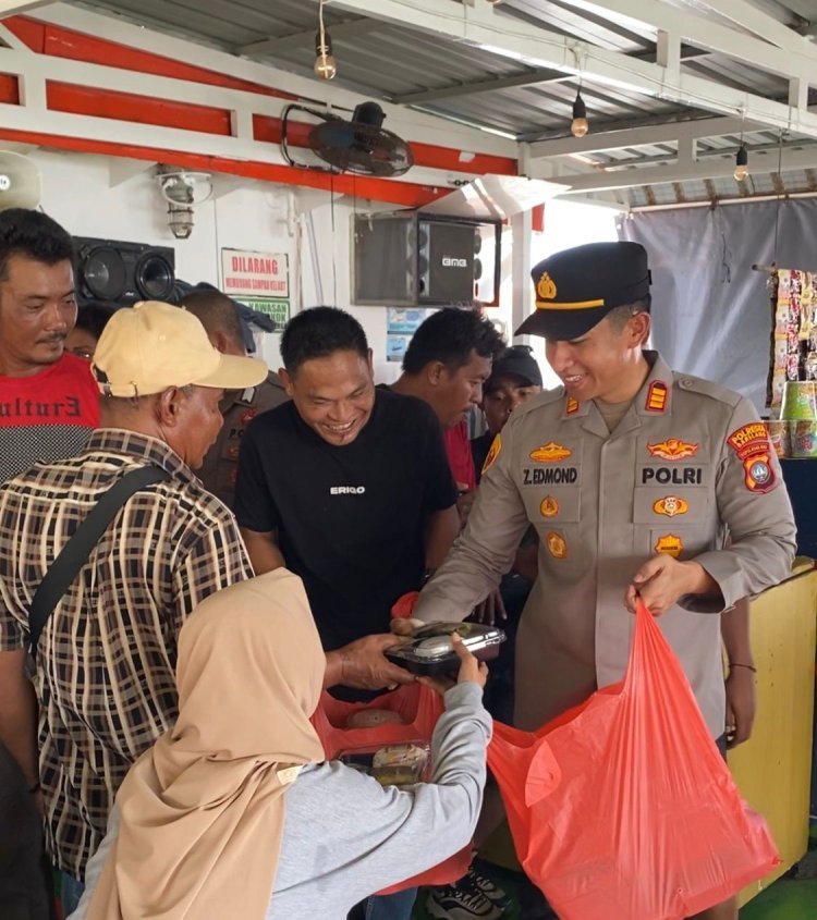 Polisi dan IJTI Kepri Bagikan 500 Nasi Kotak untuk Pemudik di Pelabuhan Punggur Batam
