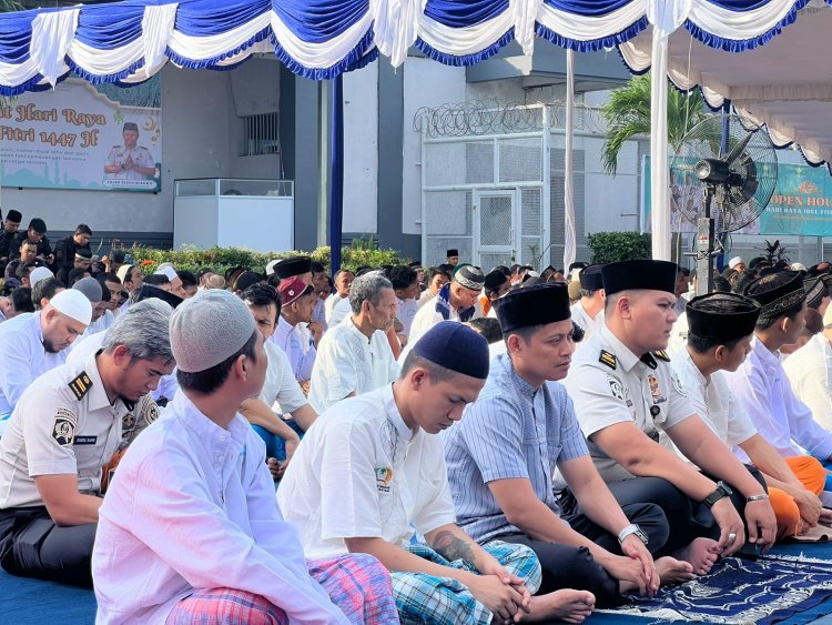 AIR MATA BAHAGIA DI HARI RAYA: SHOLAT IDUL FITRI DI RUTAN BATAM BERLANGSUNG KHIDMAT DAN PENUH HARU