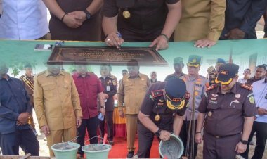 Kajati Aceh Letakkan Batu Pertama Pembangunan Musholla di Kejari Pidie Jaya